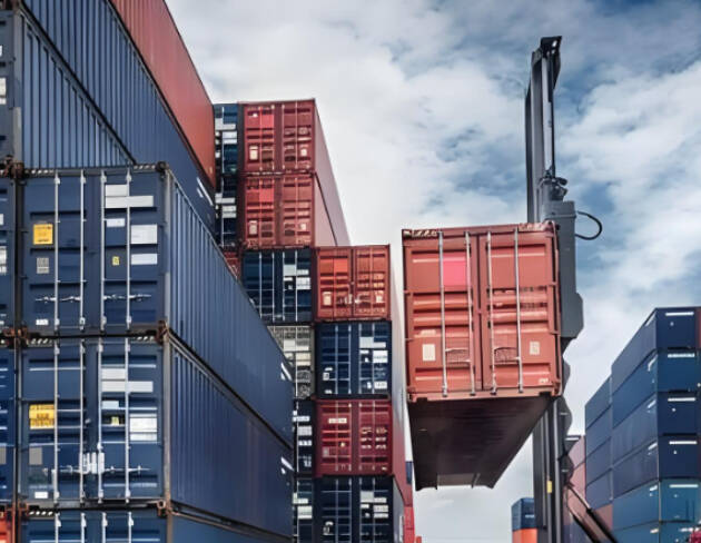 Port to port LCL shipment with crane loading containers for sea freight